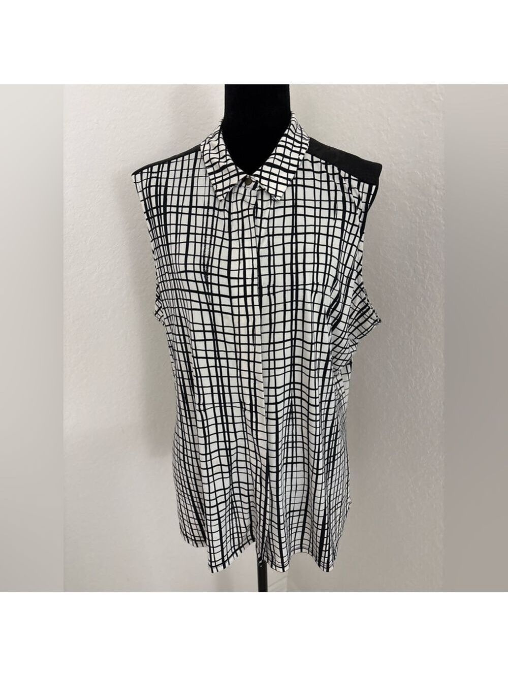 Worthington Black & White Grid Print Sleeveless Hidden Button Front Blouse – XL - Picture 2 of 10